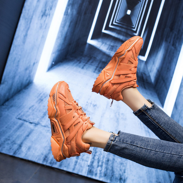 Uus kõrge tallaga naiste vabaaja tossude mudel