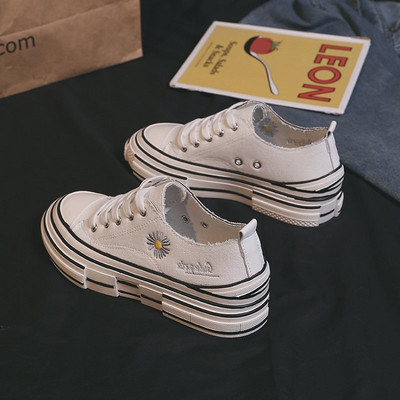 Kõrge lameda talla ja tikandiga vabaaja naiste kevadtossud