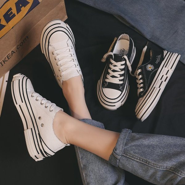 Kõrge lameda talla ja tikandiga vabaaja naiste kevadtossud