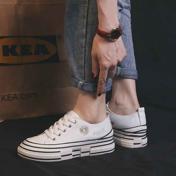 Kõrge lameda talla ja tikandiga vabaaja naiste kevadtossud