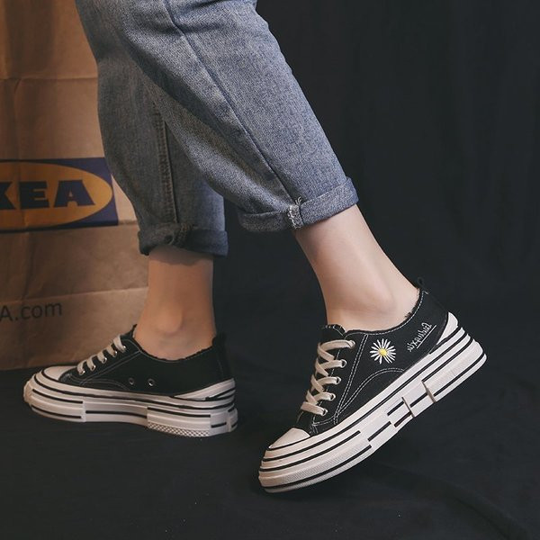 Kõrge lameda talla ja tikandiga vabaaja naiste kevadtossud