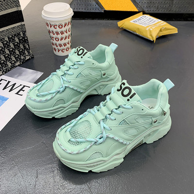 Model nou de adidași de damă cu inscripție pe limbă și talpă aspră