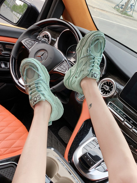 Model nou de adidași de damă cu inscripție pe limbă și talpă aspră