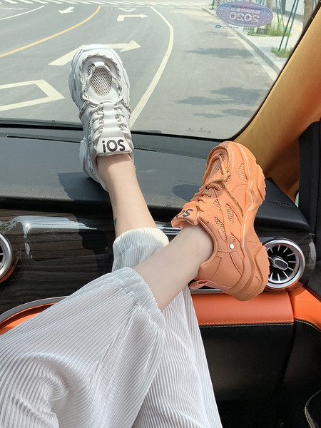 Model nou de adidași de damă cu inscripție pe limbă și talpă aspră