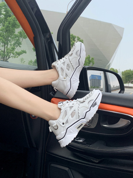 Model nou de adidași de damă cu inscripție pe limbă și talpă aspră