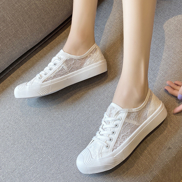 Γυναικεία αθλητικά παπούτσια με δαντέλα