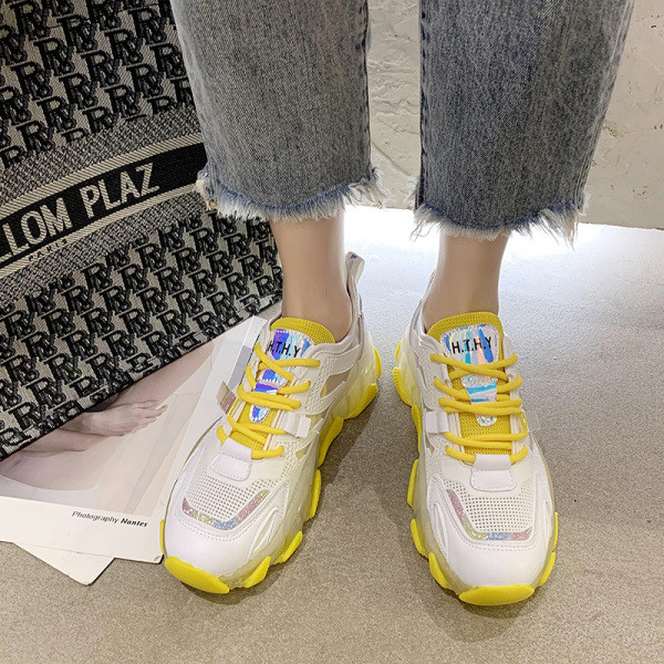 Casual αθλητικά παπούτσια με χρωματιστή σόλα και πλέγμα