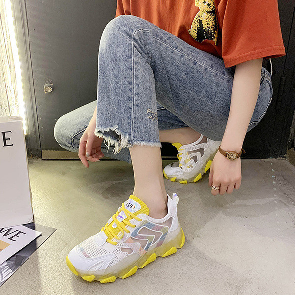 Casual αθλητικά παπούτσια με χρωματιστή σόλα και πλέγμα