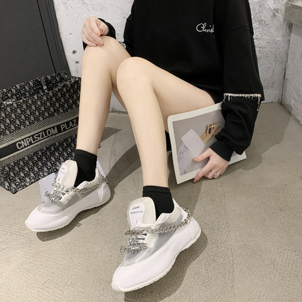 Σύγχρονα γυναικεία αθλητικά παπούτσια με μεταλλικά στοιχεία και ψηλή  σόλα