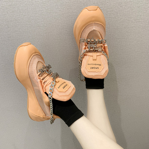 Σύγχρονα γυναικεία αθλητικά παπούτσια με μεταλλικά στοιχεία και ψηλή  σόλα