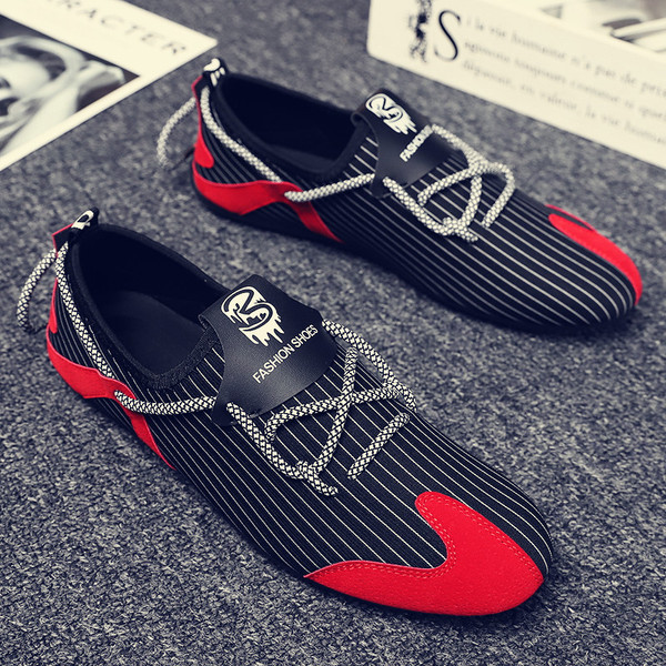 Triibulised meeste mokassiinid lameda talla ja paeltega