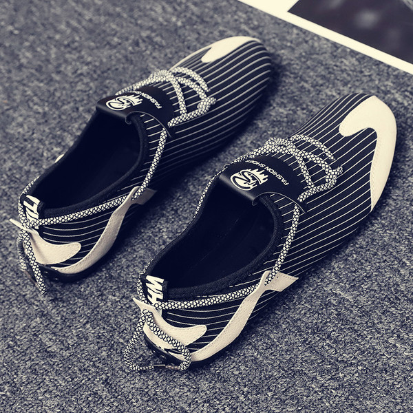 Triibulised meeste mokassiinid lameda talla ja paeltega