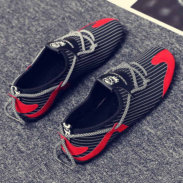 Triibulised meeste mokassiinid lameda talla ja paeltega