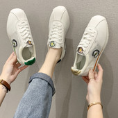 Γυναικεία αθλητικά πάνινα παπούτσια κατασκευασμένα από αναπνεύσιμο ύφασμα με εφαρμογές