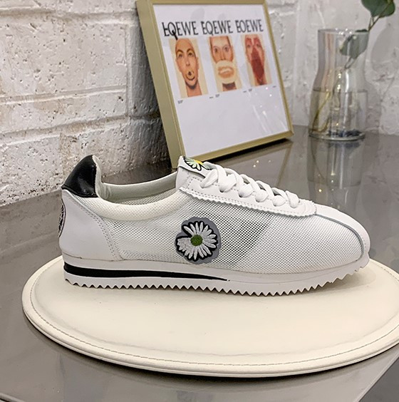 Γυναικεία αθλητικά πάνινα παπούτσια κατασκευασμένα από αναπνεύσιμο ύφασμα με εφαρμογές