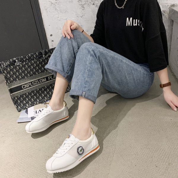 Γυναικεία αθλητικά πάνινα παπούτσια κατασκευασμένα από αναπνεύσιμο ύφασμα με εφαρμογές