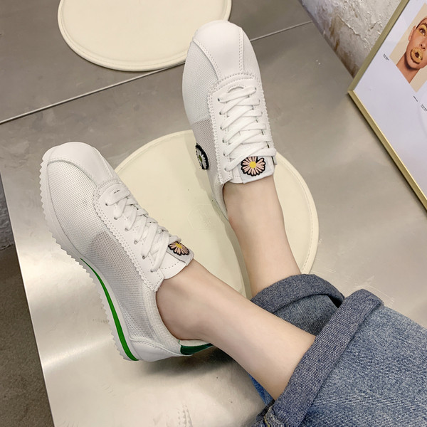 Γυναικεία αθλητικά πάνινα παπούτσια κατασκευασμένα από αναπνεύσιμο ύφασμα με εφαρμογές