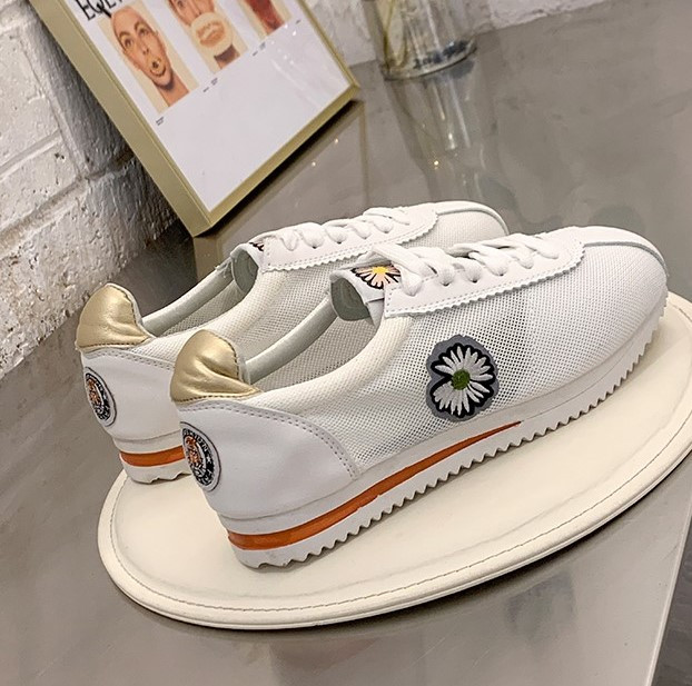 Γυναικεία αθλητικά πάνινα παπούτσια κατασκευασμένα από αναπνεύσιμο ύφασμα με εφαρμογές