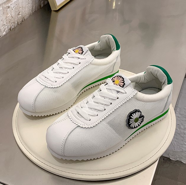 Γυναικεία αθλητικά πάνινα παπούτσια κατασκευασμένα από αναπνεύσιμο ύφασμα με εφαρμογές