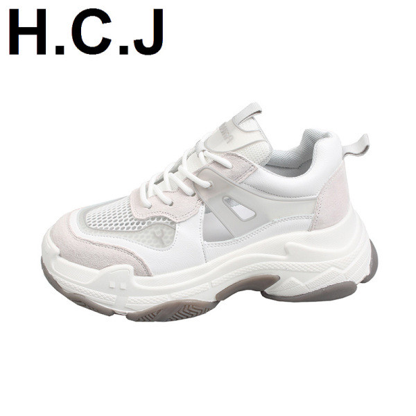 Σύγχρονα γυναικεία αθλητικά παπούτσια με χρωματιστές σόλες