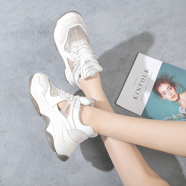 Σύγχρονα γυναικεία αθλητικά παπούτσια με χρωματιστές σόλες