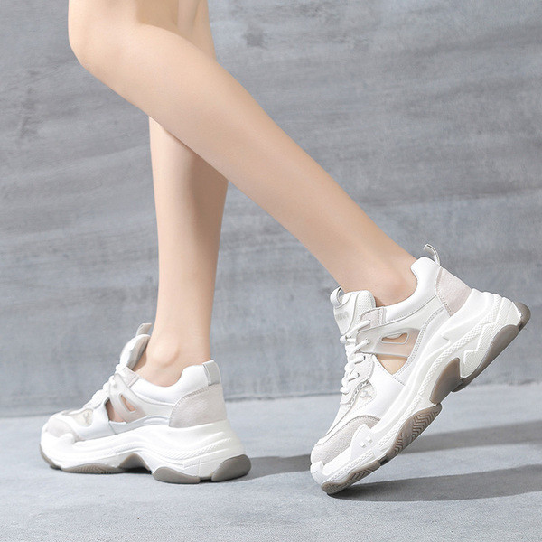 Σύγχρονα γυναικεία αθλητικά παπούτσια με χρωματιστές σόλες