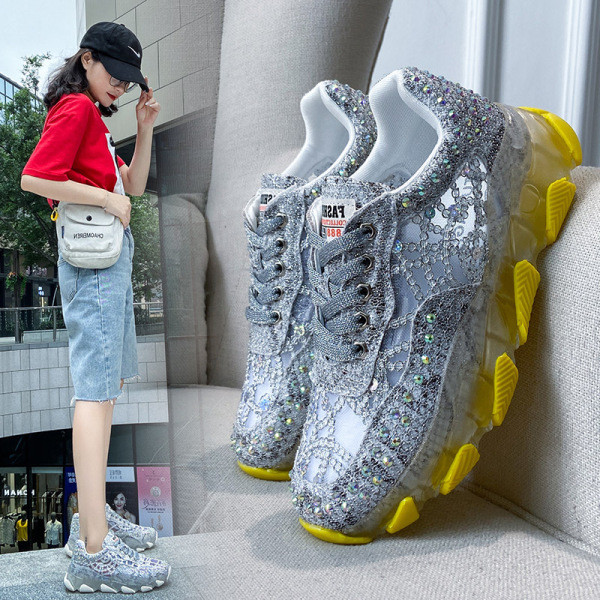 Moodsad naiste tossud värviliste taldade ja kivikestega