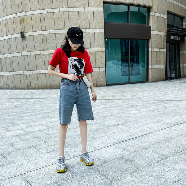 Moodsad naiste tossud värviliste taldade ja kivikestega