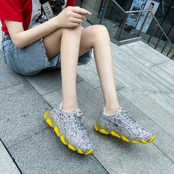 Moodsad naiste tossud värviliste taldade ja kivikestega