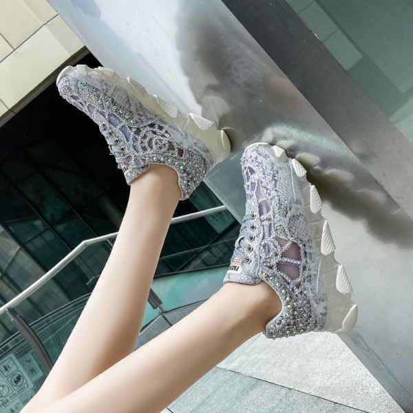 Moodsad naiste tossud värviliste taldade ja kivikestega