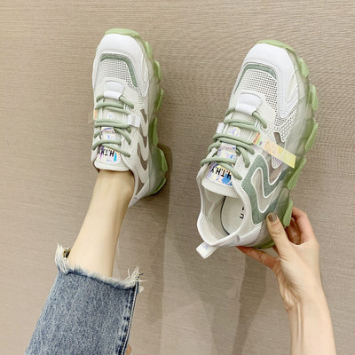 Moodsad naiste tossud värviliste taldade ja paeltega