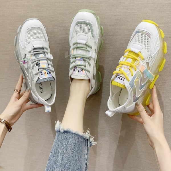 Moodsad naiste tossud värviliste taldade ja paeltega