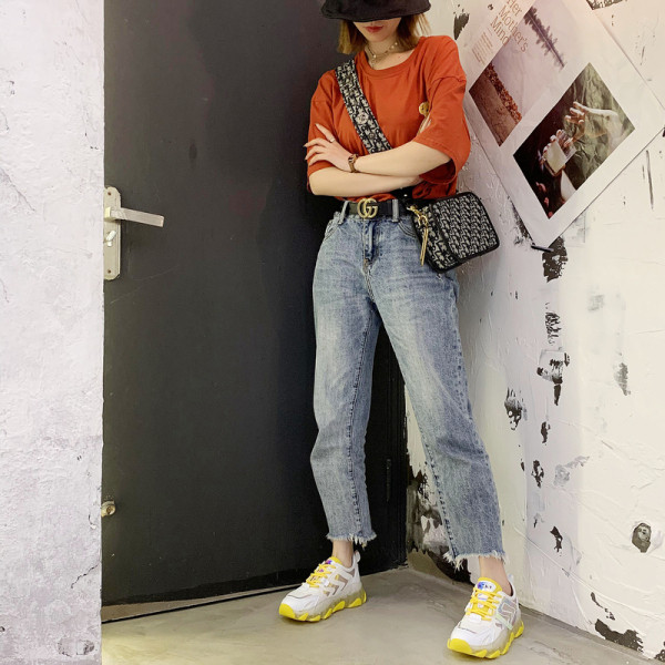 Moodsad naiste tossud värviliste taldade ja paeltega