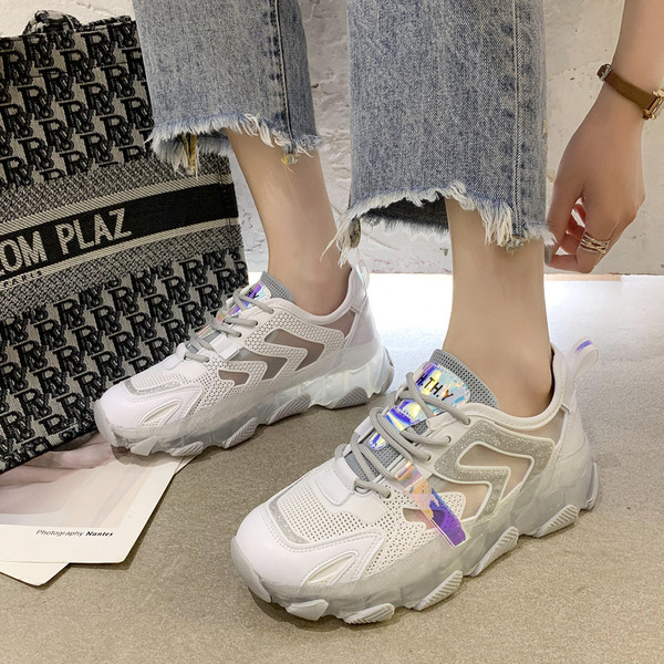 Moodsad naiste tossud värviliste taldade ja paeltega