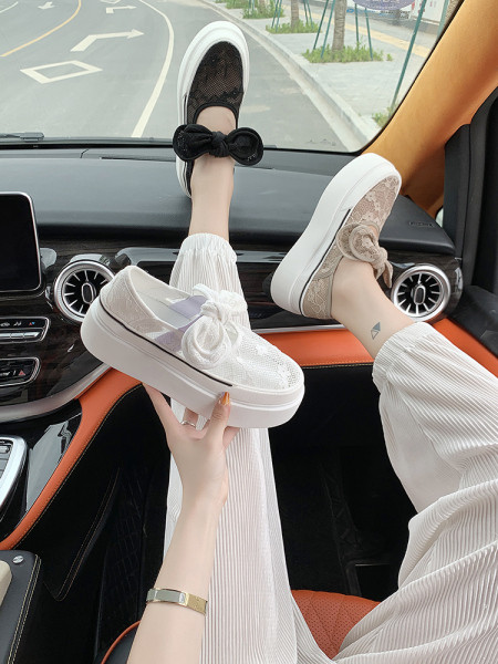 Naiste kõrge lameda talla ja pitsiga tossud