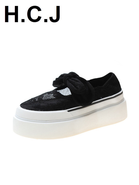 Naiste kõrge lameda talla ja pitsiga tossud