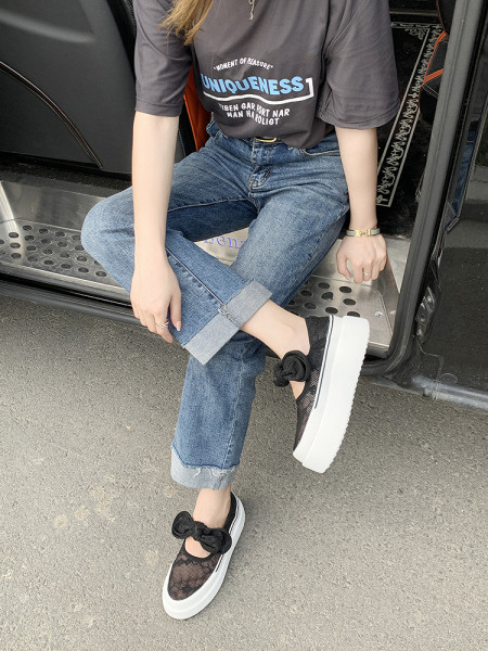 Naiste kõrge lameda talla ja pitsiga tossud