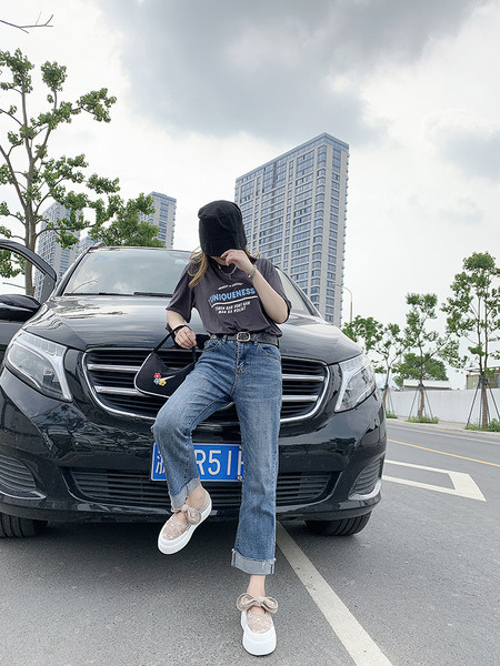 Naiste kõrge lameda talla ja pitsiga tossud