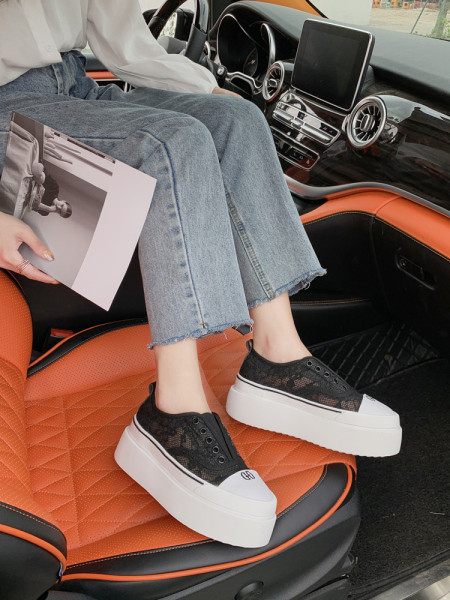 Adidași de damă din dantelă cu talpă plată înaltă