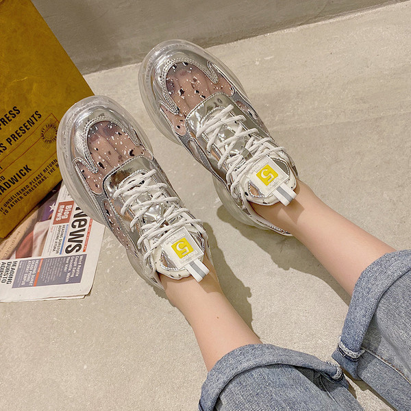 Moodsad läikivate osakestega naiste tossud