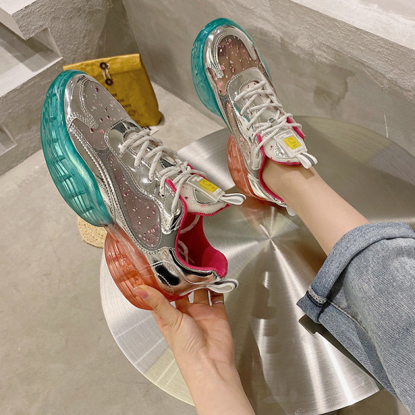 Moodsad läikivate osakestega naiste tossud