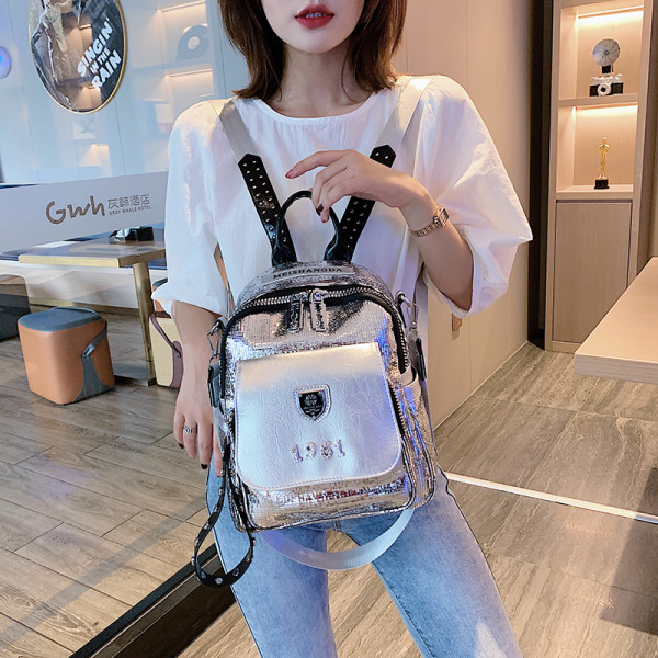 Moodne naiste seljakott kirja ja läikiva efektiga