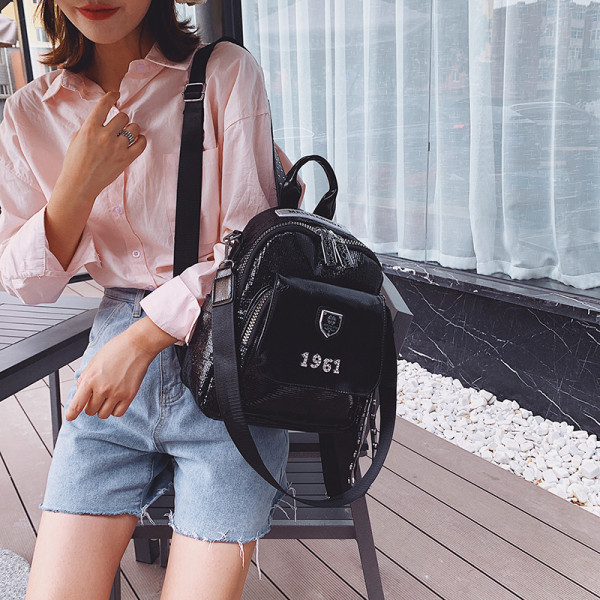 Moodne naiste seljakott kirja ja läikiva efektiga