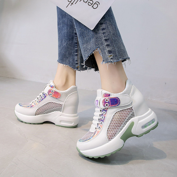 Σύγχρονα γυναικεία  αθλητικά παπούτσια με ψηλή σόλα και πλατφόρμα