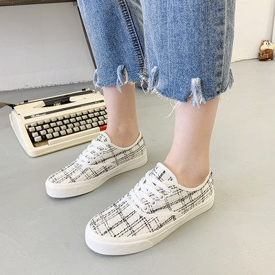 Tenisi moderni de damă în carouri