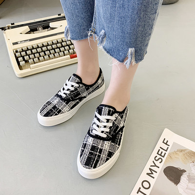 Tenisi moderni de damă în carouri