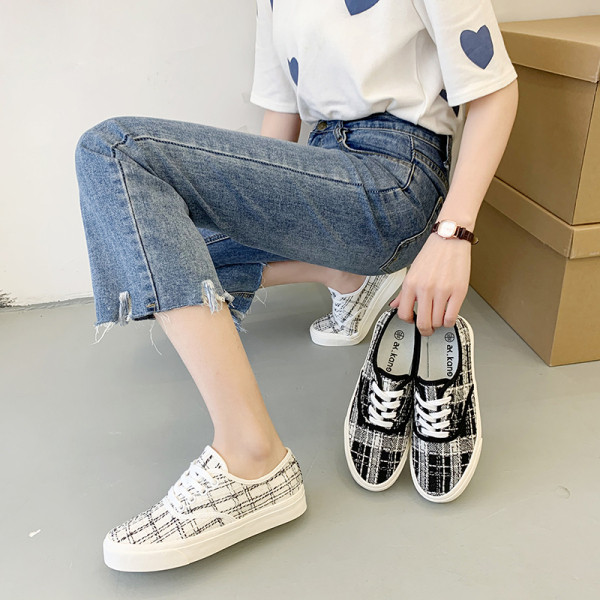 Tenisi moderni de damă în carouri