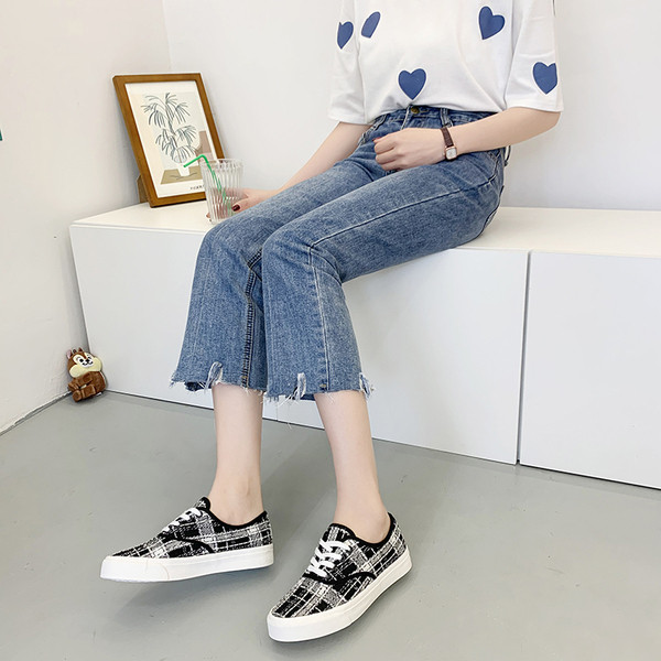 Tenisi moderni de damă în carouri