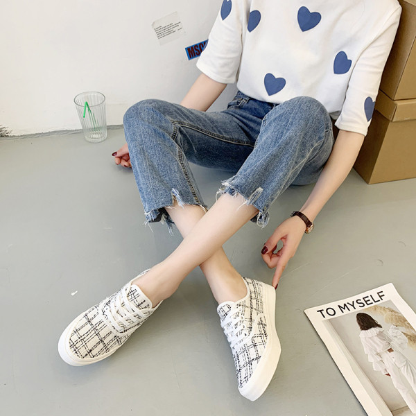 Tenisi moderni de damă în carouri