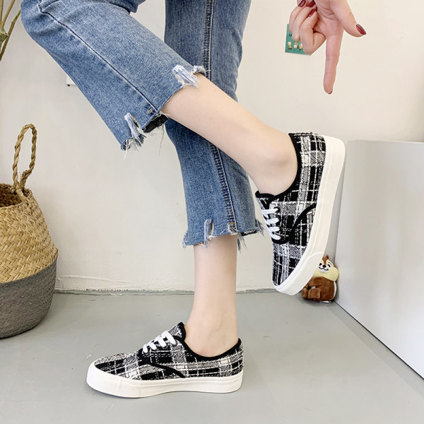 Tenisi moderni de damă în carouri